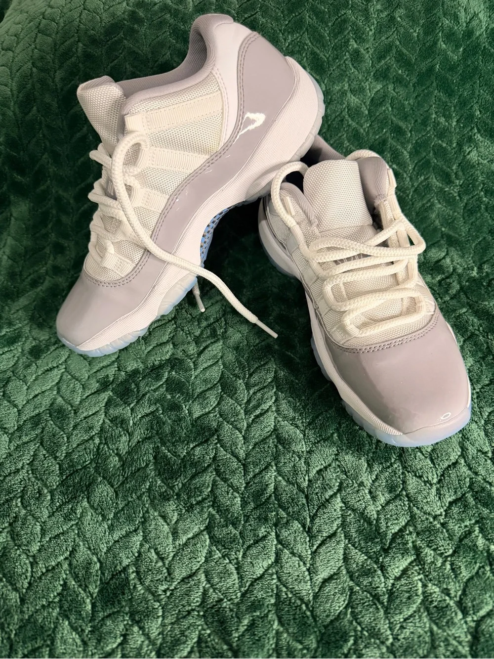 Jordan Low-Top Sneakers in White and Light Gray